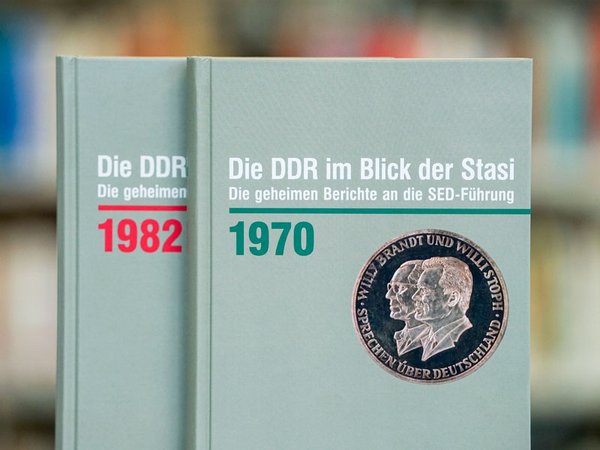 Die beiden neu erschienenen Bände der Reihe „Die DDR im Blick der Stasi“, Foto: BArch / Stange