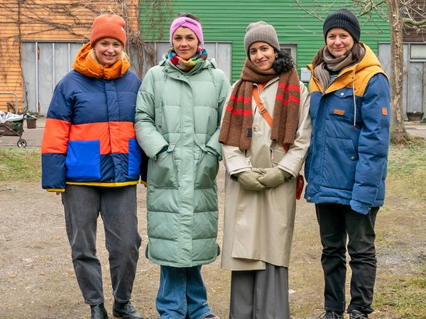 Leonie Krippendorff (Regie), Lucie Heinze (Darstellerin), Banafshe Hourmazdi (Darstellerin) und Regisseurin Lisa Miller, Foto: MDR / Steffen Junghans