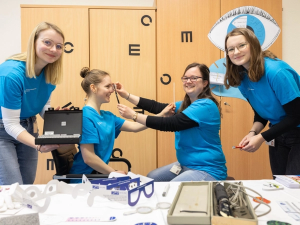 Auch die Vertreter:innen der Ausbildung „Orthoptik“ sind am 14. März für Gespräche vor Ort. Foto: Stefan Straube / UKL