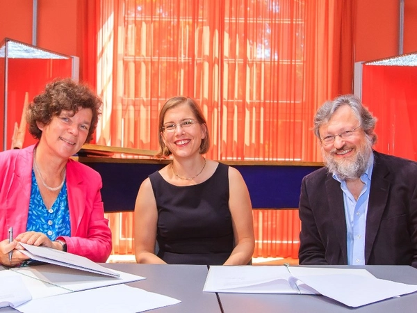 Unirektorin Beate Schücking, Kulturbürgermeisterin Skadi Jennicke und HMT-Rektor Martin Kürschner (v.l.n.r.) bei der Unterzeichnung der Kooperationsvereinbarung 