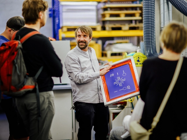 m 15. Januar 2026 ist wieder Tag der offenen Hochschultür an der HTWK Leipzig. Auch der neue Studiengang „3D-Druck und funktionale Oberflächen“ wird vorgestellt – in der Bildmitte Studiendekan Prof. Ingo Reinhold, Professor für Beschichtungsproze