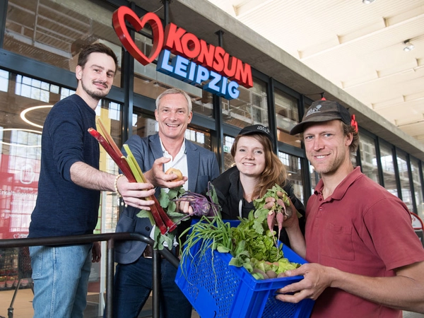Konsum-Vorstand Michael Faupel (re.) und Christopher Nerlich (Einkauf Konsum Leipzig, li.) freuen sich über die Kooperation mit Eva Köhler und Jan-Felix Thon von der KoLa, Foto: Anika Dollmeyer