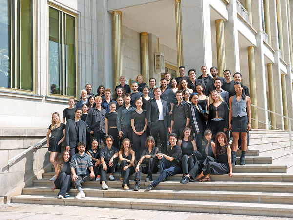 Leipziger Ballett: Rémy Fichet mit den Tänzern und Tänzerinnen sowie dem Team, Foto: Ida Zenna