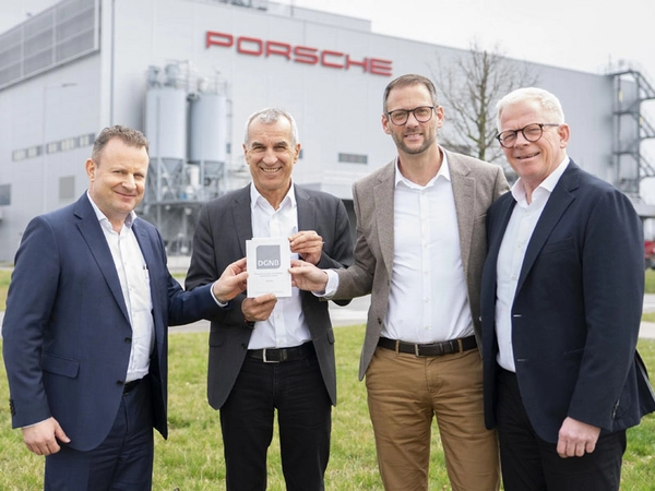 Gerd Rupp (Vorsitzender der Geschäftsführung Porsche Leipzig), Albrecht Reimold (Vorstand Produktion und Logistik), Ruven Weichert (Kaufmännischer Geschäftsführer Porsche Leipzig) und Dirk Kolar (Leiter Automobilfertigung Porsche Leipzig) präsentier Gerd Rupp (Vorsitzender der Geschäftsführung Porsche Leipzig), Albrecht Reimold (Vorstand Produktion und Logistik), Ruven Weichert (Kaufmännischer Geschäftsführer Porsche Leipzig) und Dirk Kolar (Leiter Automobilfertigung Porsche Leipzig) präsentier