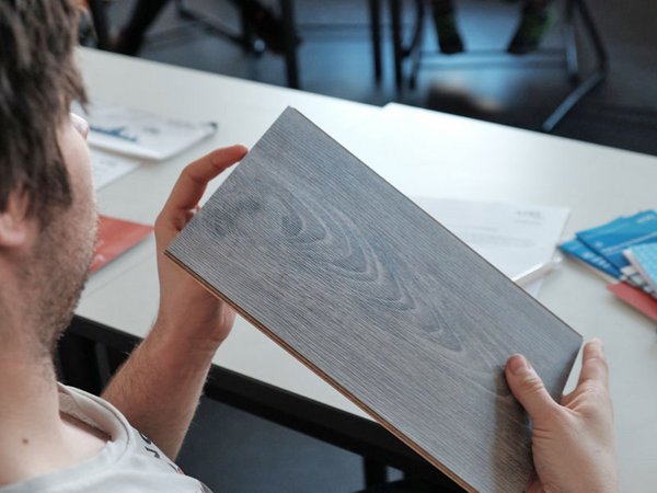 Sieht aus wie Holz, ist aber gedruckt – Druckprodukte sind vielfältig. Foto: HTWK Leipzig