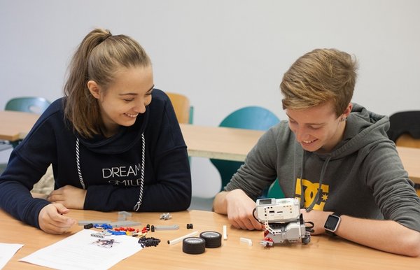 Lego-Roboter „Roberta“ wartet darauf, dass die Gymnasiasten Kassandra Nerlich und Lorenz Gottschalk ihn zusammenbauen und programmieren. Das Bild entstand während der Ferienhochschule im Herbst.