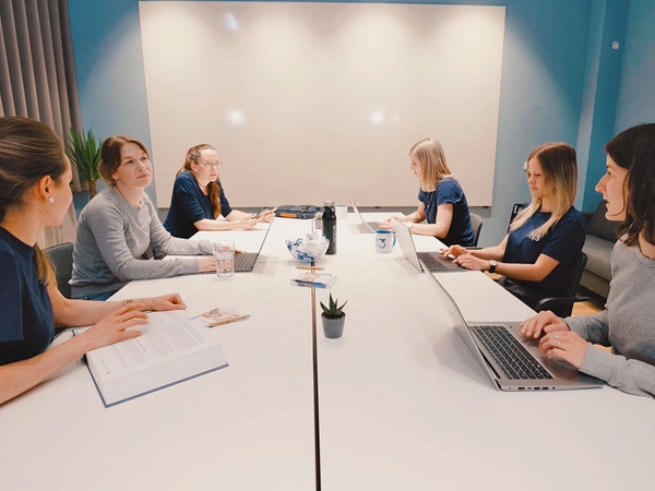 Das Team von Startbahn 13: Carolin Lorenz, Alexandra Huber, Yvonne Hahn, Stephanie Börner, Vanessa Vorreyer, Ann-Kathrin Dieterle, Foto: Hengst Film / HTWK Leipzig