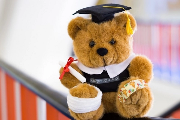 Erste Hilfe erhalten Kuscheltiere im Teddybär-Krankenhaus der Medizinischen Fakultät