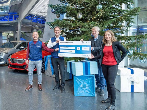 Spendenscheck in Höhe von 35.000 EUR für die Stiftung Kinderklinik Leipzig, Foto: BMW Group Werk Leipzig
