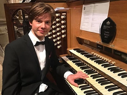 Student des Kirchenmusikalischen Instituts der HMT Leipzig gewinnt weltweit höchstdotierten Orgelwettbewerb