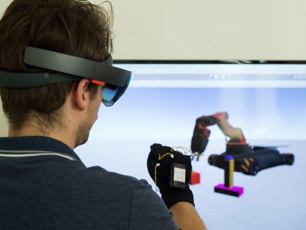 Steuerung eines virtuellen Roboters unterstützt durch Augmented Reality, Foto: Lara Müller / HTWK Leipzig