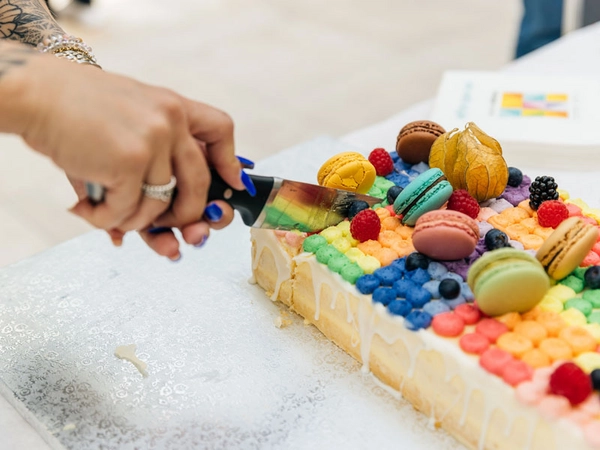 Outlet-Gäste können ein Stück Geburtstagstorte genießen. Foto: NEINVER / Philipp Kirschner