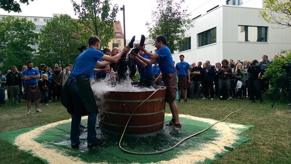 So geht gautschen: der Gautschling im Bottich. HTWK-Gautschfest 2017 