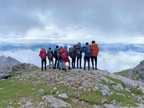 Echte Gipfelstürmer: Schüler und Schülerinnen aus Leipzig-Grünau überquerten gemeinsam die Alpen. Für passende Wanderschuhe und Rucksäcke sorgte eine GCP Spende. Foto: 84. Oberschule