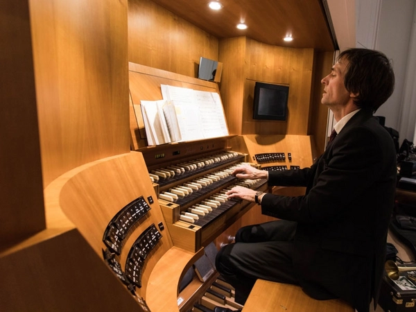 David Timm an der Orgel, Foto: Christian Hüller / Universität Leipzig