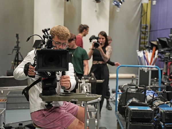 Rund 25 Studierende stellen innerhalb von 72 Stunden eine komplette Filmproduktion auf die Beine, einer von ihnen ist Kameramann Arnd Hering. Foto: Helen-Lisanne Weichert / HTWK Leipzig