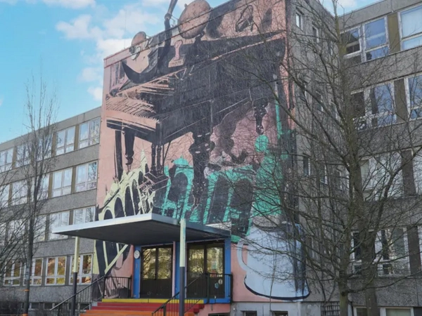 Wandbild von André Böhme und Hans-Olaf Bote, 1989 - 100. Schule der Stadt Leipzig, Miltitzer Allee, Foto: Antje Kirsch (Stadt Leipzig / Wüstenrot Stiftung)