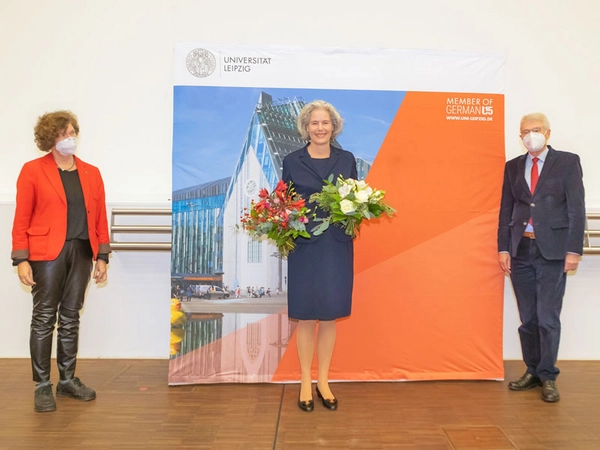 Prof. Dr. Eva Inès Obergfell (Bildmitte) wird neue Rektorin der Universität Leipzig. Amtsinhaberin Prof. Dr. Beate Schücking (links) und der Vorsitzende des Hochschulrats Dr. Gerd Husung gratulieren. Foto: Swen Reichhold / Universität Leipzig