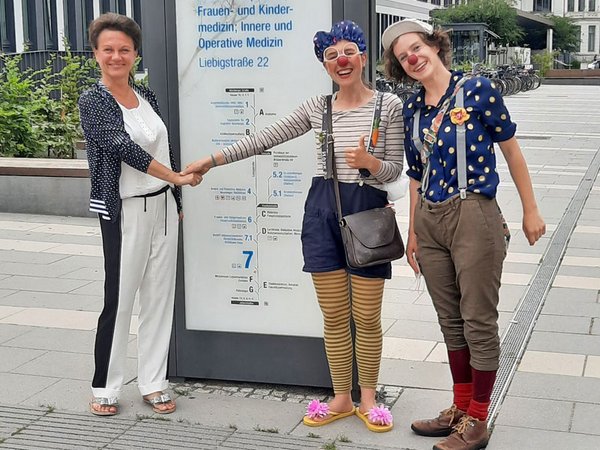 Stiftungsbotschafterin Manuela Bellmann übergab den symbolischen Scheck an die „Clownsnasen“ Elise-Maria Ose und Kirsten Dohmwirth, Foto: Mareen Schuster