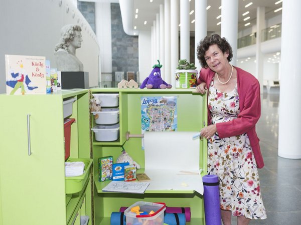 Die Rektorin Prof. Dr. Beate Schücking freut sich über das neue mobile Kinderzimmer der Universität Leipzig 