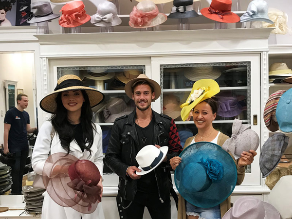 Die Qual der Wahl im Hutladen: Anastasia Aksak (Miss Sachsen 2019), Sasha Sasse (Mister Germany 2019) und Moderatorin Freddy Holzapfel suchten sich die passende Kopfbedeckung für den Moderenntag am 2. Juni aus, Foto: Scheibenholz