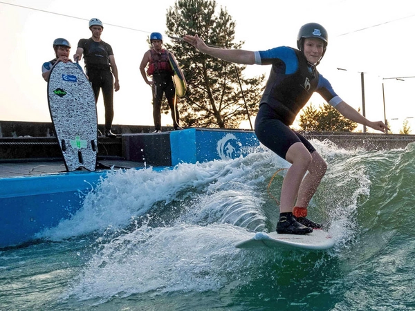 Wellensurfen im Kanupark Markkleeberg, Foto: Kanupark Markkleeberg 