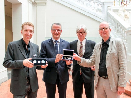 Degussa überreicht dem Münzkabinett der Universitätsbibliothek Leipzig neue Gedenkmedaille