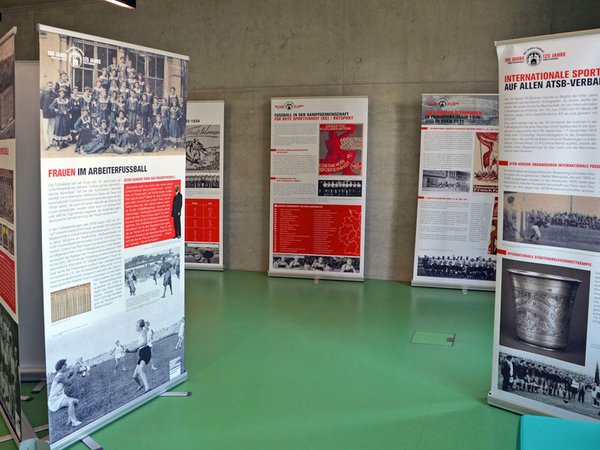 Ausstellung in der Bibliothek der HTWK Leipzig: Der Andere Fußball, Foto: Elli Flint