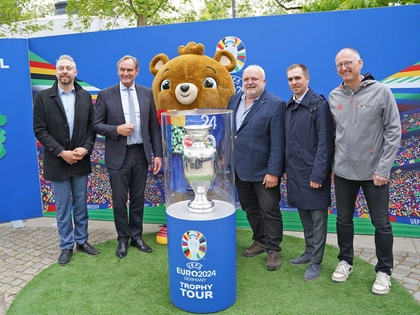 UEFA EURO 2024: Turnierdirektor Philipp Lahm mit 400 Mitspielern der Bürgermeister-EM am Henri-Delaunay-Pokal in Leipzig