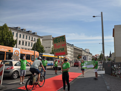 Pop-Up-Bikelane-Day: Ökolöwe macht Weg für Radfahrer:innen von Lindenau in die Leipziger Innenstadt sicher