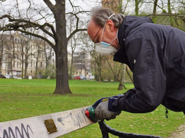 Dietmar Röhl beim Überschleifen einer Patenbank im Johannapark, Foto: Stiftung Bürger für Leipzig 