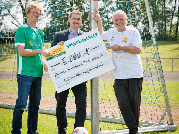 Symbolische Scheck-Übergabe: Markus Wulftange (Elternhilfe für krebskranke Kinder Leipzig e.V.), Michael Schmidt (Bezirksdirektor bei Sachsenlotto), Guido Schäfer (Chefreporter der Leipziger Volkszeitung). Foto: Anika Dollmeyer
