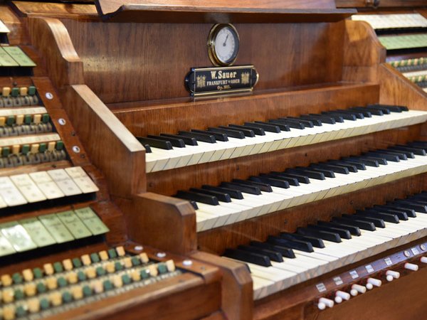 Spieltisch Sauer-Orgel in der Thomaskirche Leipzig, Foto: Maren Glockner.
