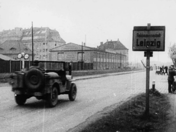 Ein Jeep der amerikanischen Besatzungstruppen bei der Einfahrt in die "Reichsmessestadt" Leipzig, vermutlich Frühjahr/Sommer 1945, Foto: Stadt Leipzig / Stadtarchiv