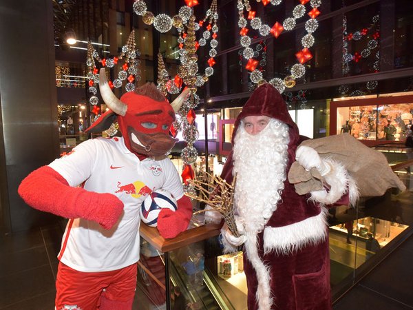 RB-Leipzig-Maskottchen Bulli und Santa Claus zeigen sich beeindruckt von den meterhohen Riesen-Colliers im Lattermanns Hof