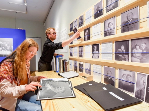 Stadtgeschichtliches Museum Leipzig: Ausstellungsimpression „Momentaufnahme. Das Fotoarchiv Mittelmann“, Foto: Markus Scholz