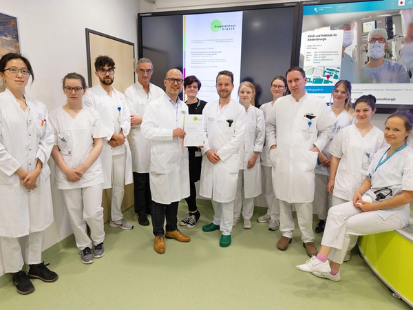 Bei ihnen sind Kinder und Jugendliche jeden Alters in guten Händen: Prof. Martin Lacher (5.v.l., mit Zertifikat), Direktor der Klinik und Poliklinik für Kinderchirurgie, und sein Team freuen sich über die Auszeichnung. Foto: Stefan Straube / UKL