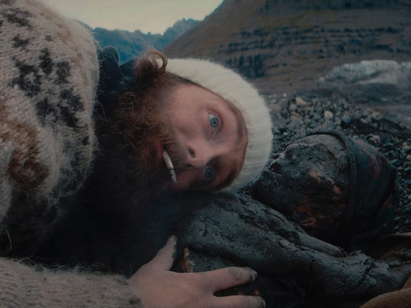 Der Maler Jón (Jón Gunnar Vopnfjörð Ingólfsson) findet eine Gletschermumie. Foto: MDR / Denis Herzog