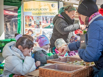 Kleine Markthändler am kidsMARKTSTAND auf dem Leipziger Markt