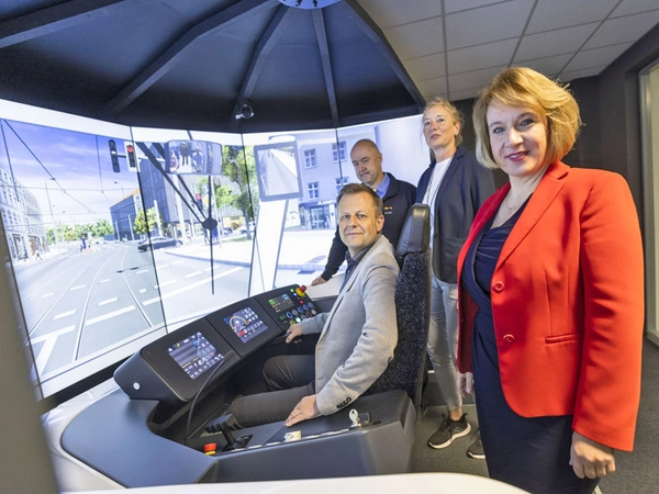 Torsten Bonew - Aufsichtsratsvorsitzender der LVB und Finanzbürgermeister der Stadt Leipzig, Kai Richter - LVB-Fahrlehrer, Gabriela Fröhlich - ZVNL, Katrin Lukas - LVB-Geschäftsführerin Personal/Fahrservice, Foto: Leipziger Gruppe