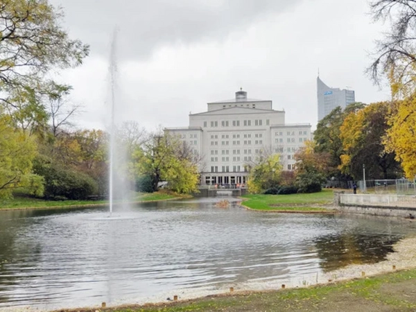 Schwanenteich hinter der Oper, Foto: Stadt Leipzig / VS