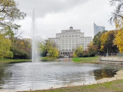 Schwanenteich hinter der Oper Leipzig nach Sanierung wiedereröffnet