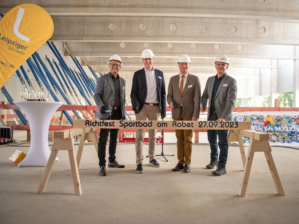 Der symbolische letzte Nagel sitzt: Finanzbürgermeister Torsten Bonew, Sportbäder-Geschäftsführer Martin Gräfe, Sportbürgermeister Heiko Rosenthal und Architekt Tobias Keyl (v.l.), Foto: Leipziger Gruppe