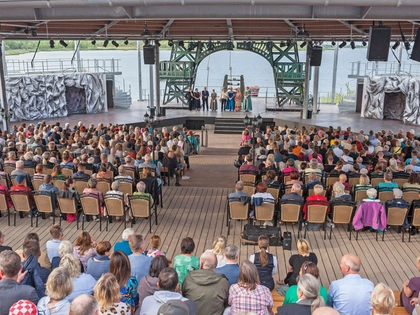 Schladitzer See: Eröffnung der Seebühne am Biedermeierstrand mit Festakt und Musical