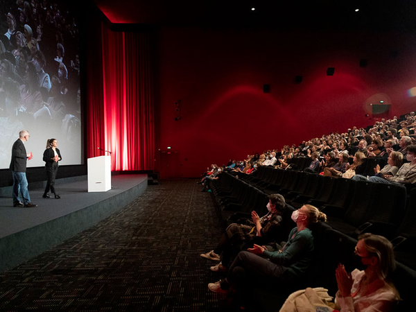 DOK Leipzig: Festivaleröffnung 2021, Foto: Viktoria Conzelmann