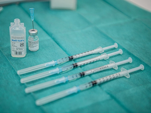 An den Krankenhäusern im Raum Leipzig sind die COVID-19-Schutzimpfungen gut angelaufen. Foto: Hagen Deichsel/UKL