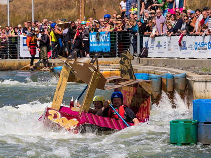 Spaß, Spannung und Spektakel beim 13. Pappbootrennen im Kanupark Markkleeberg