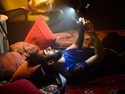 Eidin Jalali erhält Deutschen Theaterpreis „Der Faust“ für „Die Leiden des jungen Azzlack“ am Schauspiel Leipzig