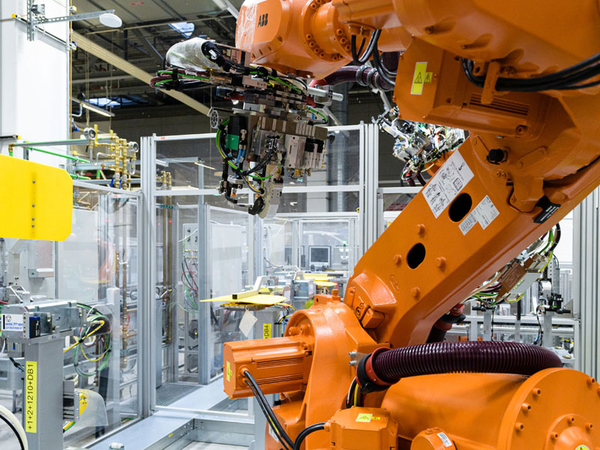 In der Technologiezelle des Karosseriebau Macan im Porsche Werk Leipzig wird der Signalaustausch einer Prozessgerätesteuerung über 5G pilotiert. Foto: Porsche AG - Leipzig