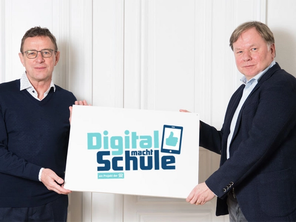 Ralf Rangnick und Dirk Thärichen machen sich gemeinsam stark für medienpädagogische Konzepte an der Kurt-Masur-Schule in Leipzig, Foto: Anika Dollmeyer